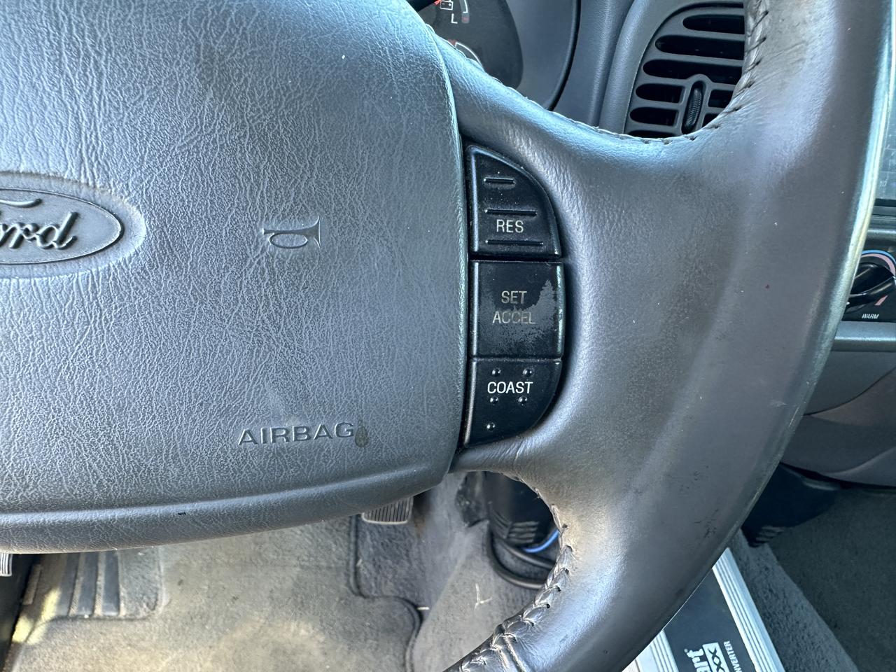 Ford F-150 SuperCrew 139" XLT 4WD 2002