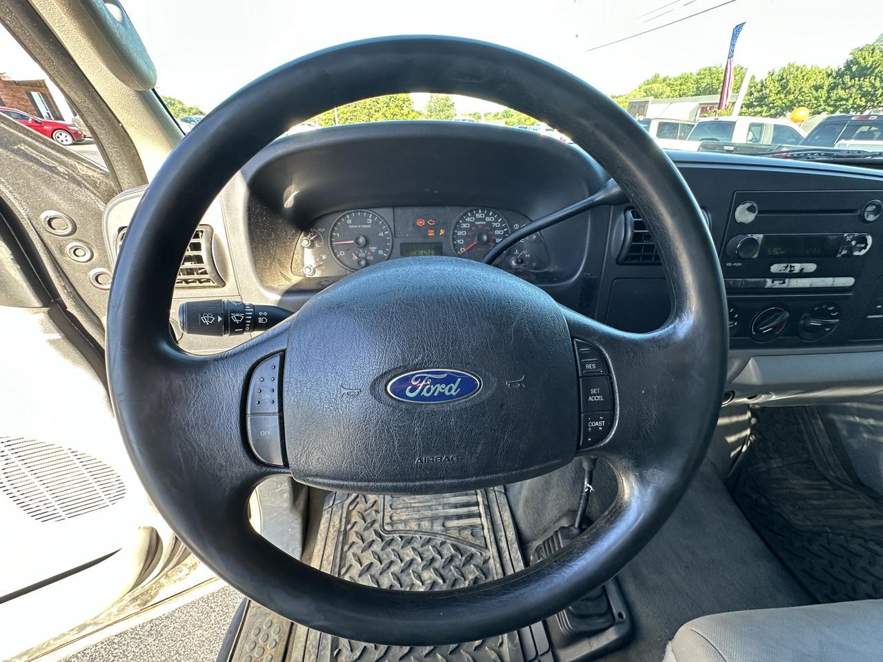 Ford Super Duty F-350 DRW Reg Cab 141" WB 60" CA XLT 4WD 2005