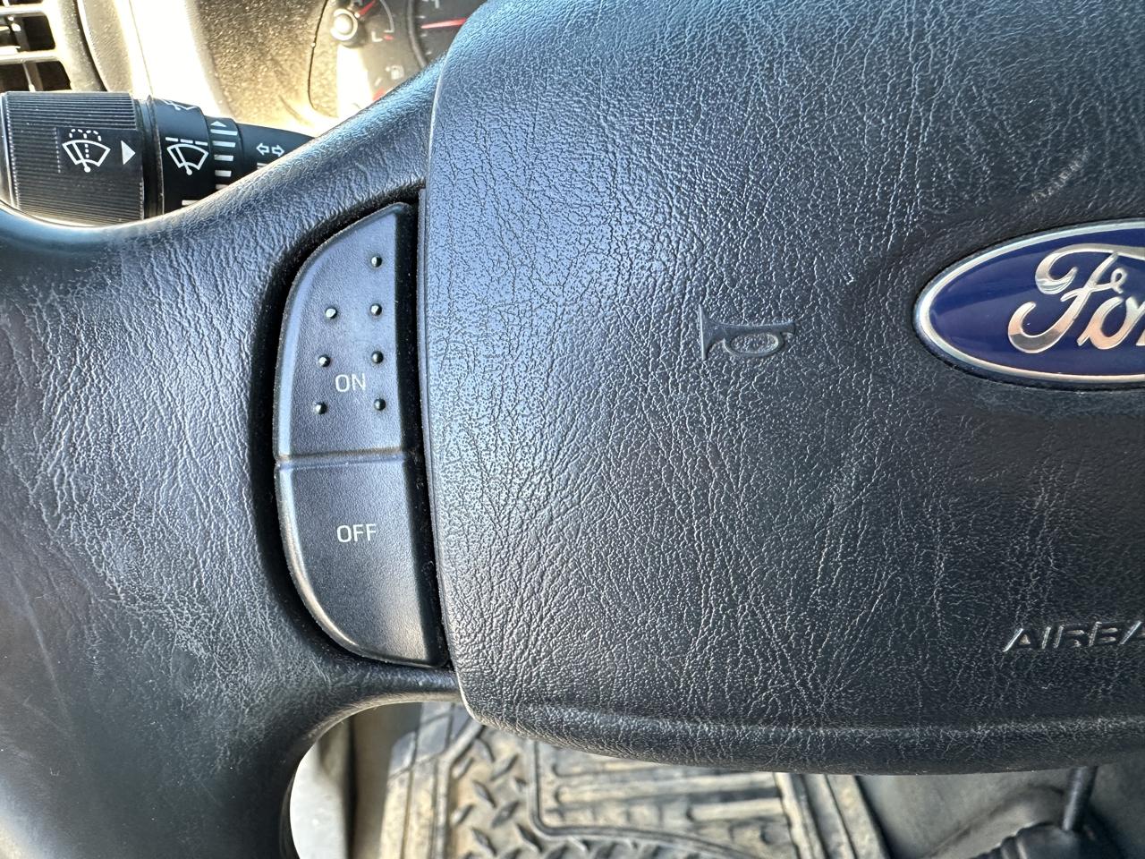 Ford Super Duty F-350 DRW Reg Cab 141" WB 60" CA XLT 4WD 2005