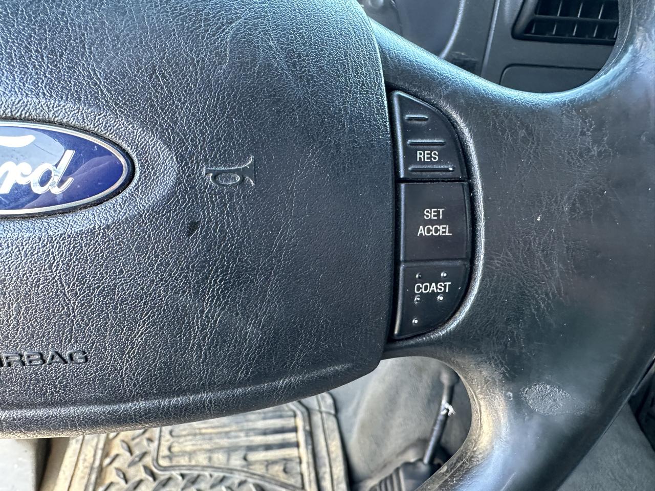 Ford Super Duty F-350 DRW Reg Cab 141" WB 60" CA XLT 4WD 2005
