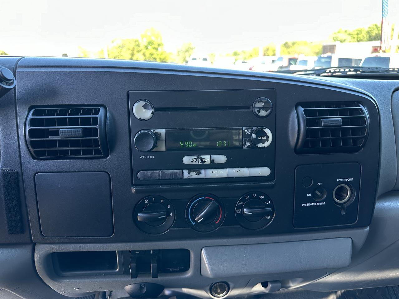 Ford Super Duty F-350 DRW Reg Cab 141" WB 60" CA XLT 4WD 2005