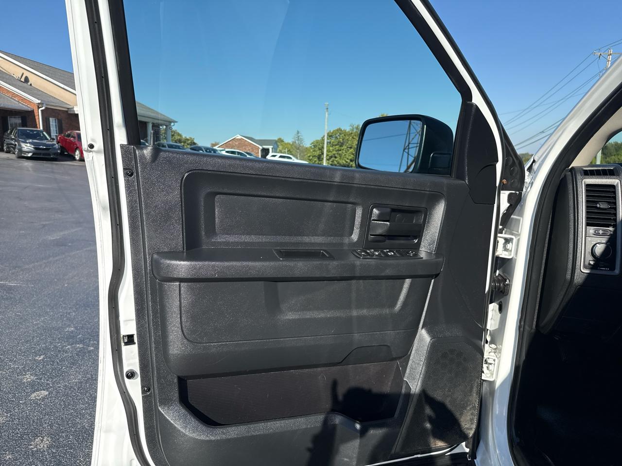 RAM 1500 4WD Quad Cab 140.5" Tradesman 2016
