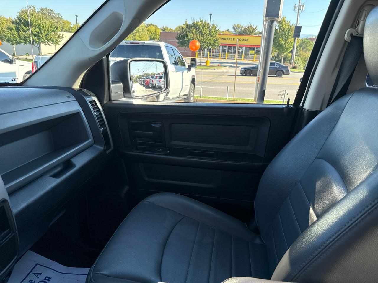 RAM 1500 4WD Quad Cab 140.5" Tradesman 2016