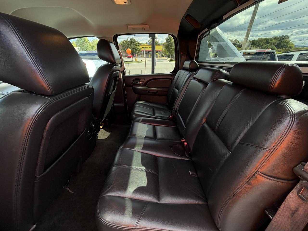 Chevrolet Avalanche 4WD Crew Cab LT 2013