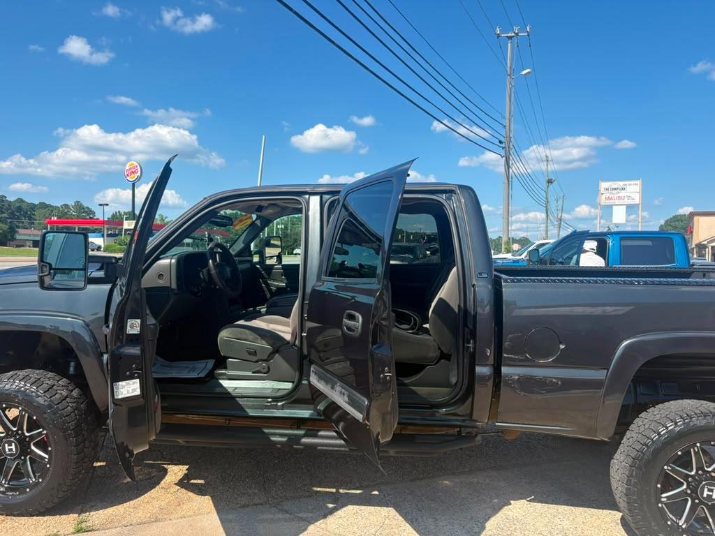 Chevrolet Silverado 2500HD LT Crew Cab Long Bed 4WD 2005