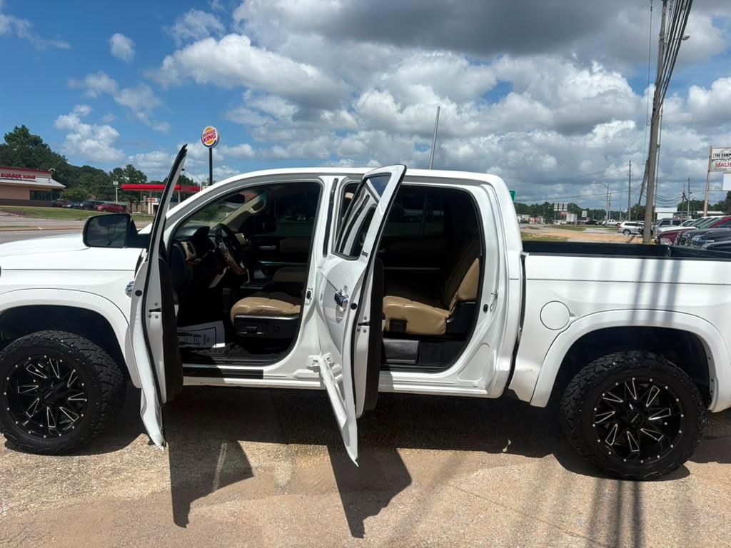 Toyota Tundra Limited 5.7L FFV CrewMax 4WD 2017