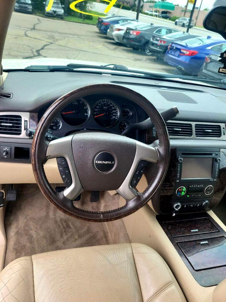 GMC Yukon Denali XL 4WD 2013 GMC Yukon Denali XL 4WD 2013