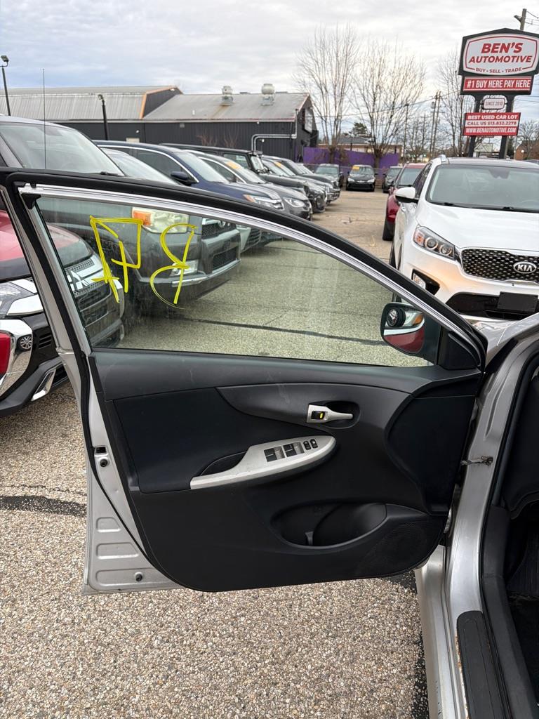 Toyota Corolla Base 5-Speed MT 2010