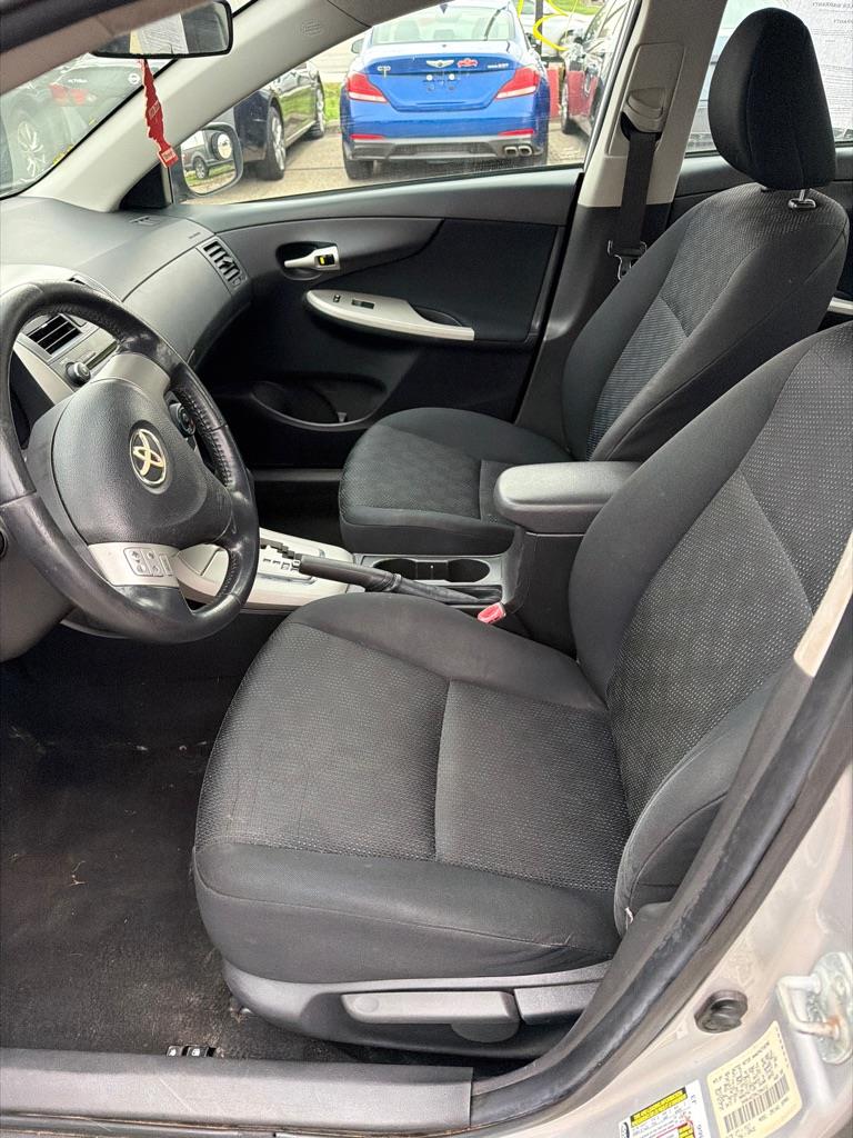 Toyota Corolla Base 5-Speed MT 2010