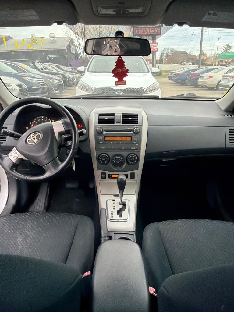 Toyota Corolla Base 5-Speed MT 2010