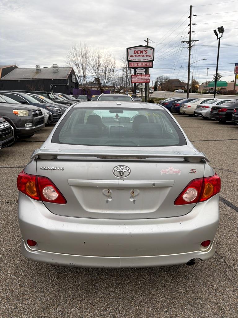 Toyota Corolla Base 5-Speed MT 2010