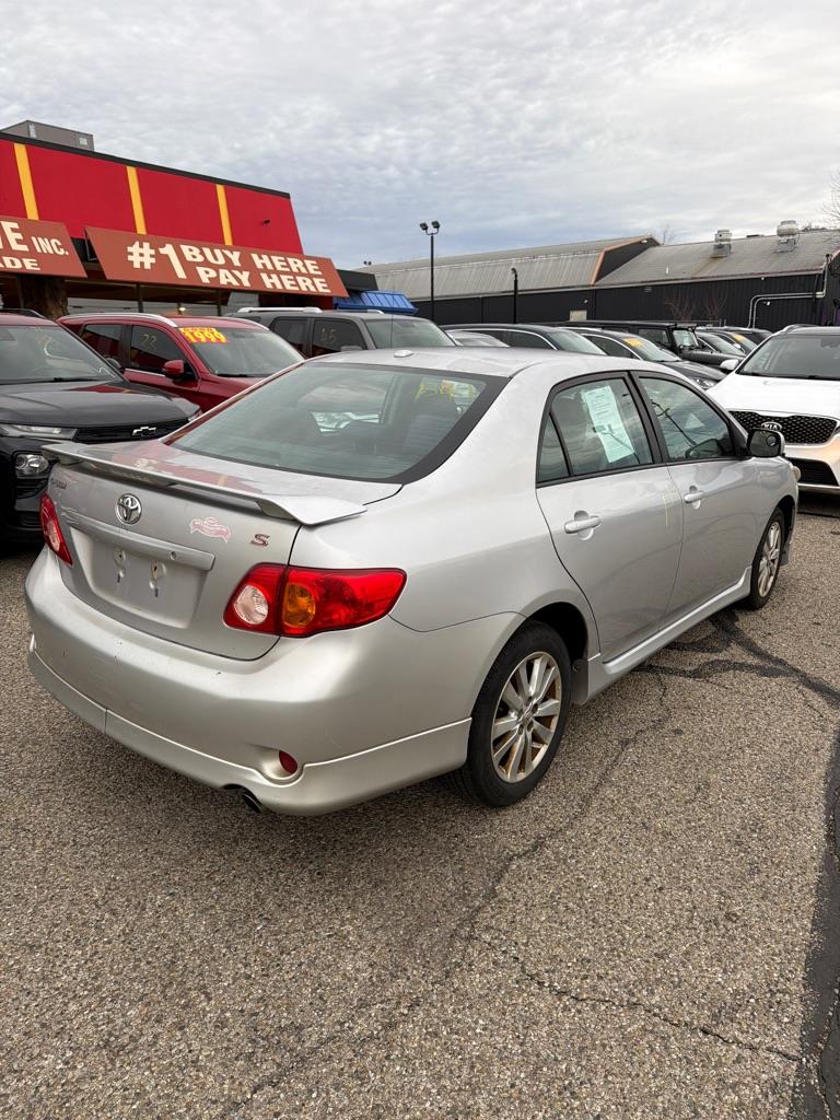 Toyota Corolla Base 5-Speed MT 2010