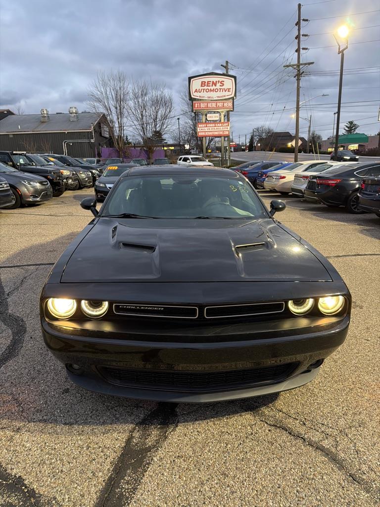 2015 Dodge Challenger SXT's photo