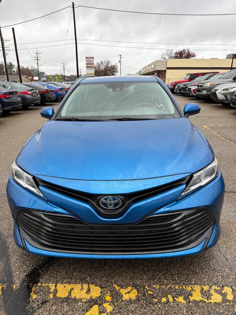 2020 Toyota Camry LE's photo