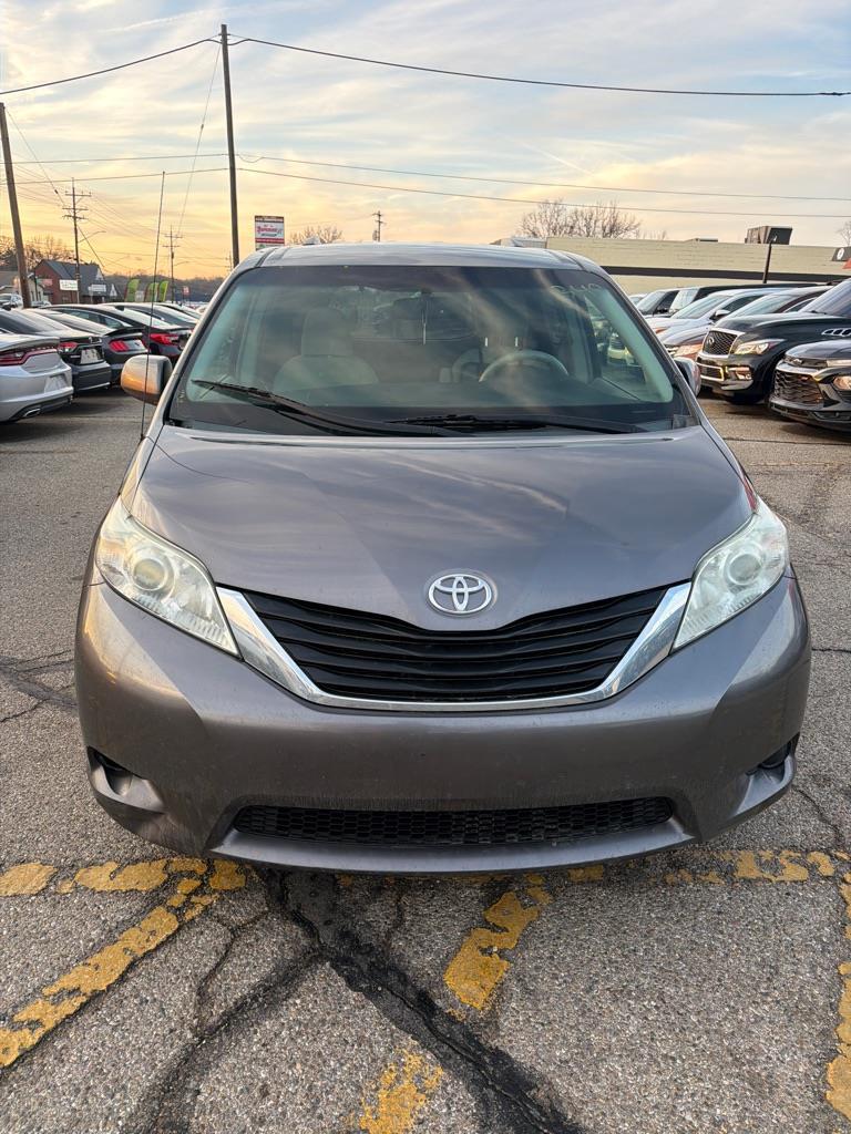 Toyota Sienna LE 8-Pass V6 2011