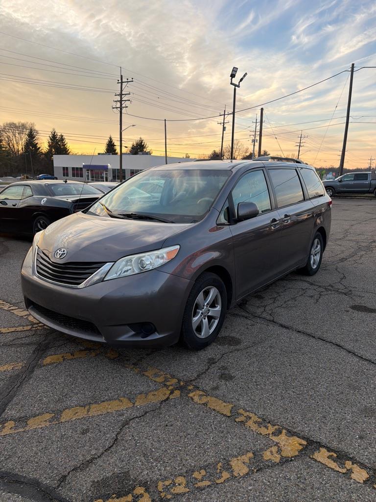Toyota Sienna LE 8-Pass V6 2011