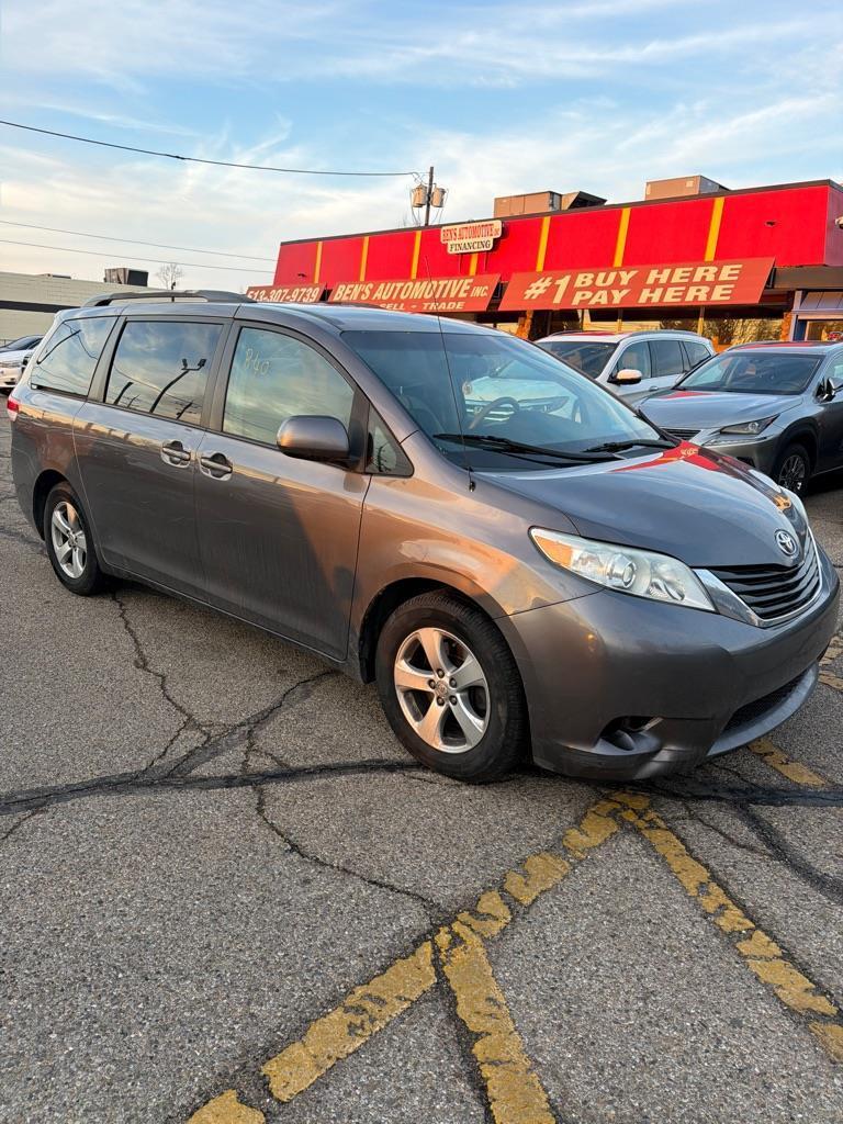 Toyota Sienna LE 8-Pass V6 2011