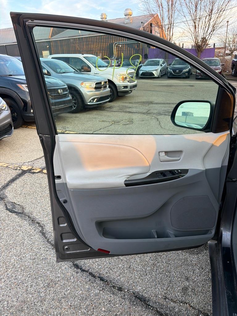 Toyota Sienna LE 8-Pass V6 2011