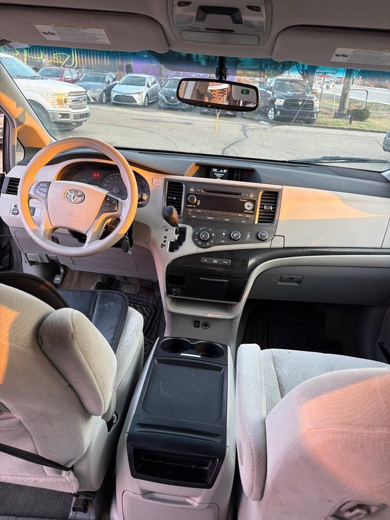 Toyota Sienna LE 8-Pass V6 2011