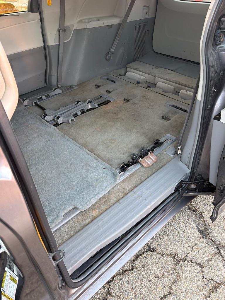 Toyota Sienna LE 8-Pass V6 2011