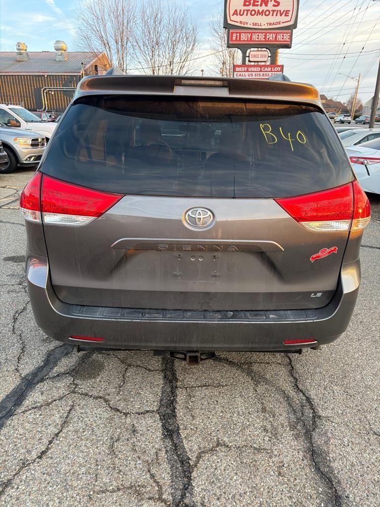 Toyota Sienna LE 8-Pass V6 2011