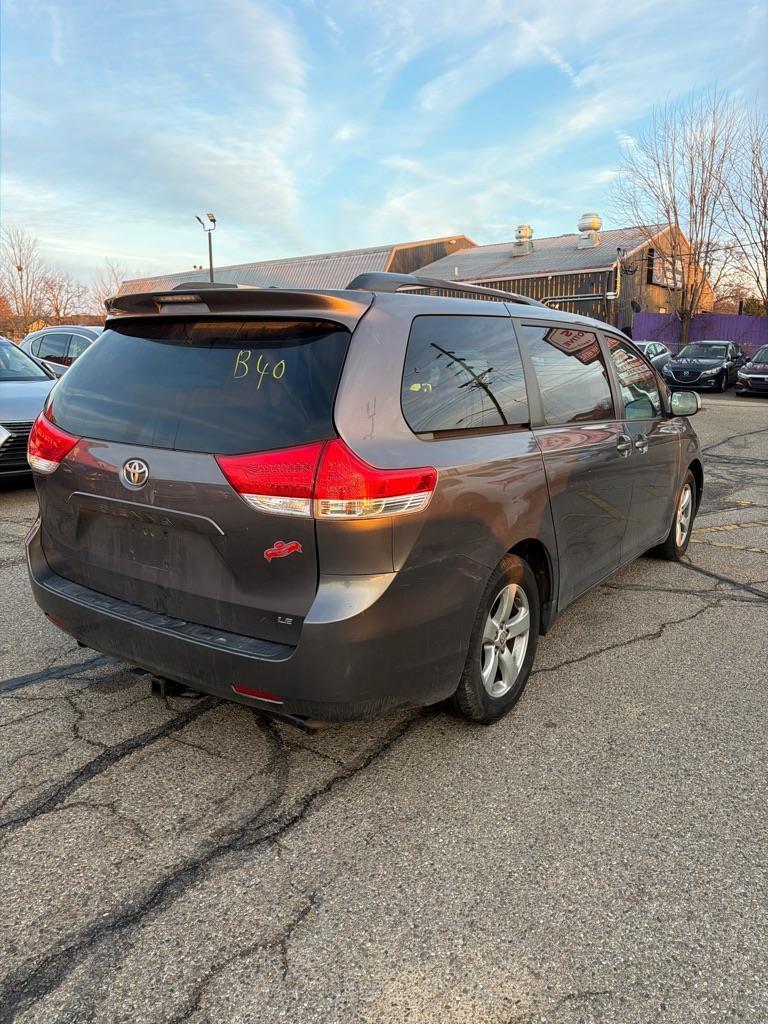 Toyota Sienna LE 8-Pass V6 2011