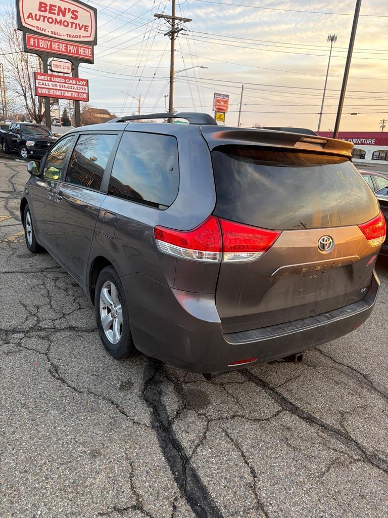 Toyota Sienna LE 8-Pass V6 2011