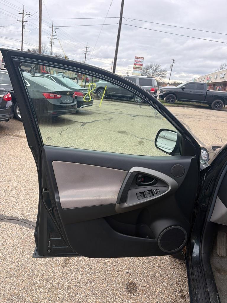 Toyota RAV4 Base I4 2WD 2011