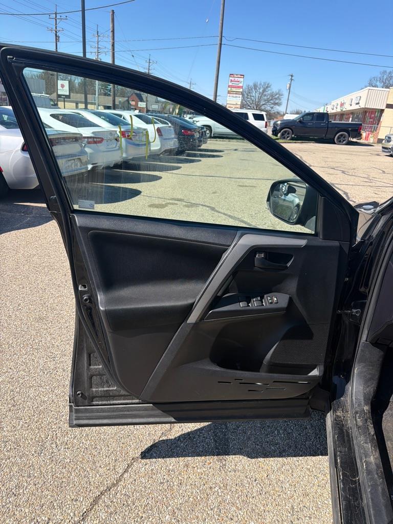 Toyota RAV4 LE AWD 2017