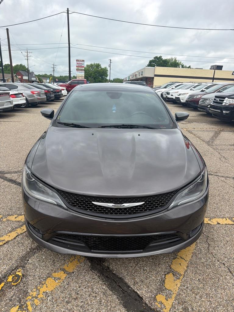2016 Chrysler 200 S's photo