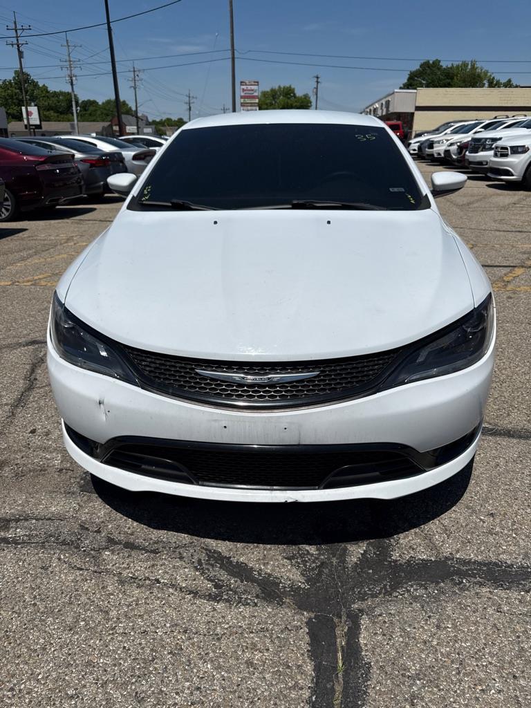 2016 Chrysler 200 S's photo