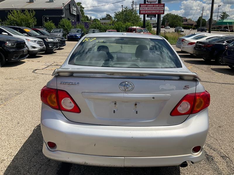 Toyota Corolla Base 5-Speed MT 2010