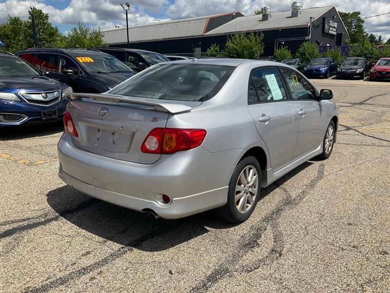 Toyota Corolla Base 5-Speed MT 2010