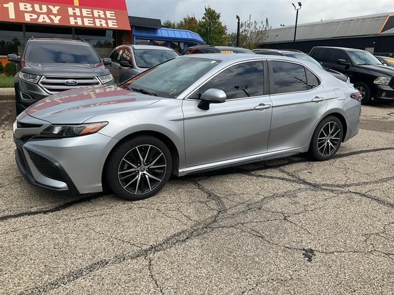 Toyota Camry SE 2021