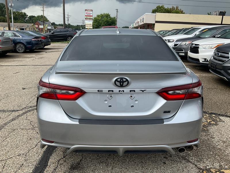 Toyota Camry SE 2021