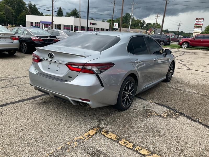 Toyota Camry SE 2021