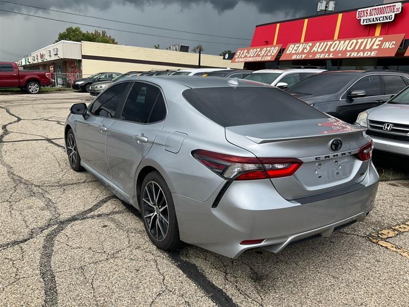 Toyota Camry SE 2021