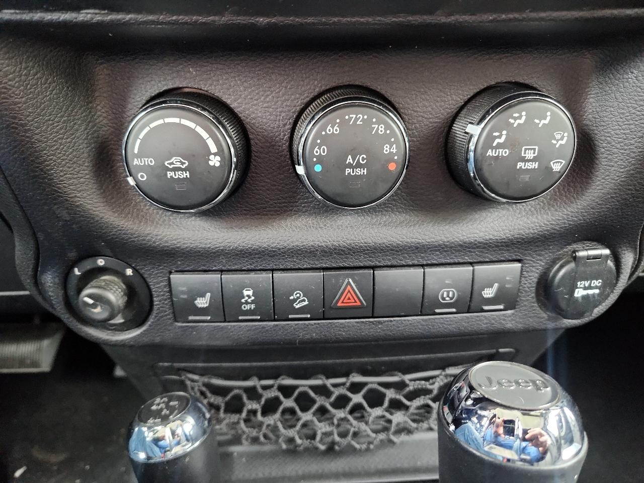 Jeep Wrangler Unlimited 4WD 4dr Sahara 2014