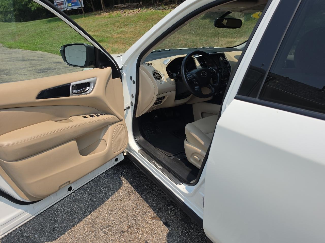 Nissan Pathfinder 4x4 SV 2019