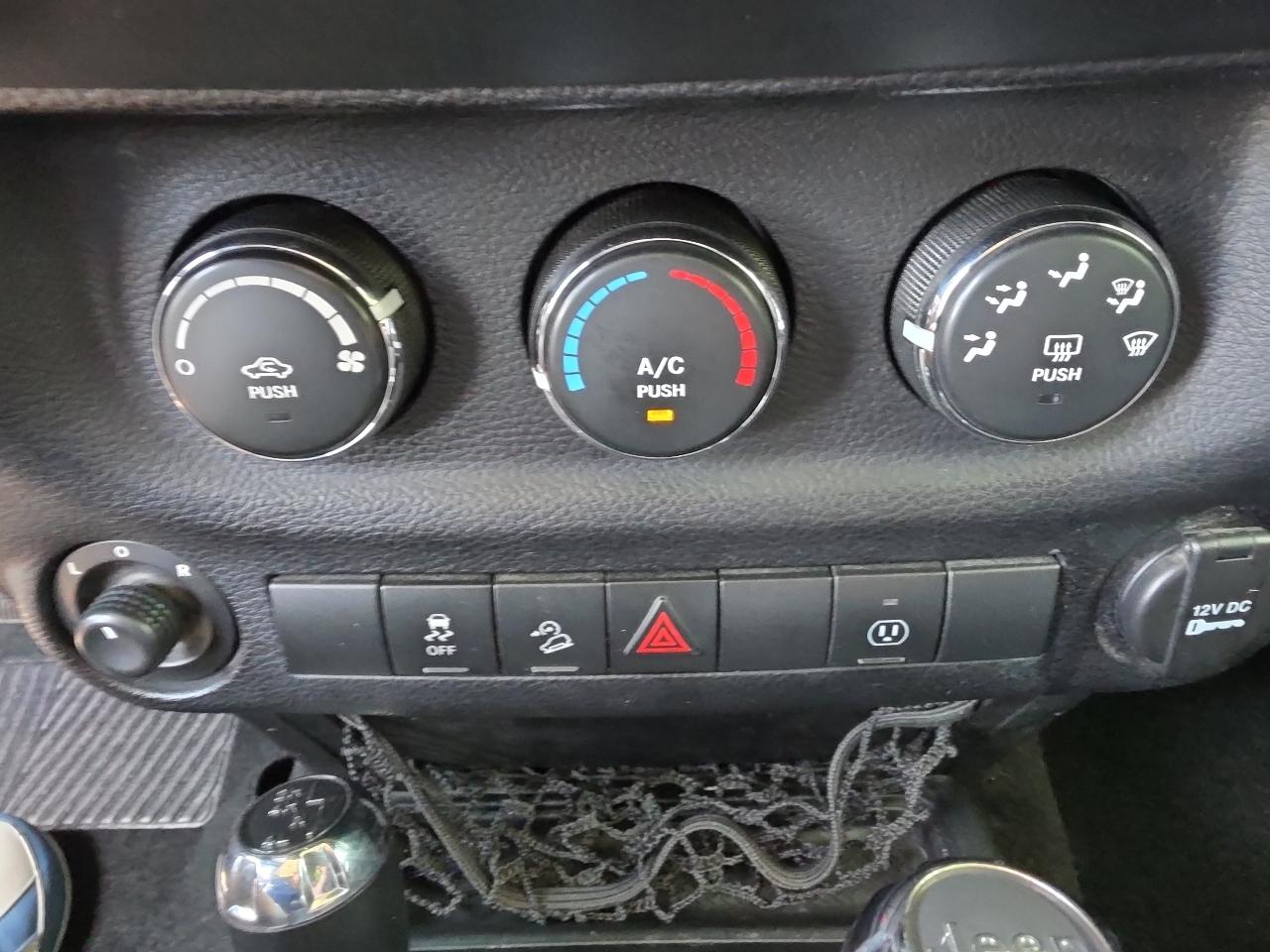 Jeep Wrangler Unlimited 4WD 4dr Sahara 2013