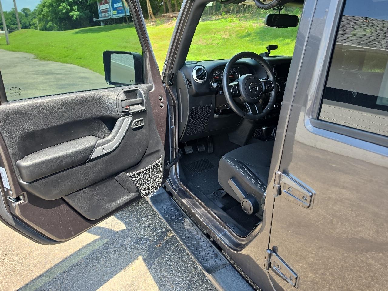 Jeep Wrangler Unlimited 4WD 4dr Sahara 2016