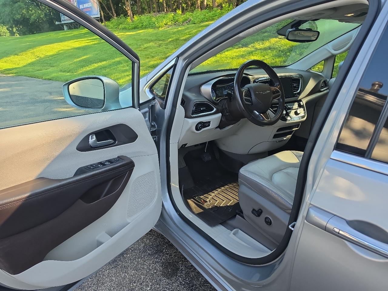 Chrysler Pacifica Touring-L FWD 2017