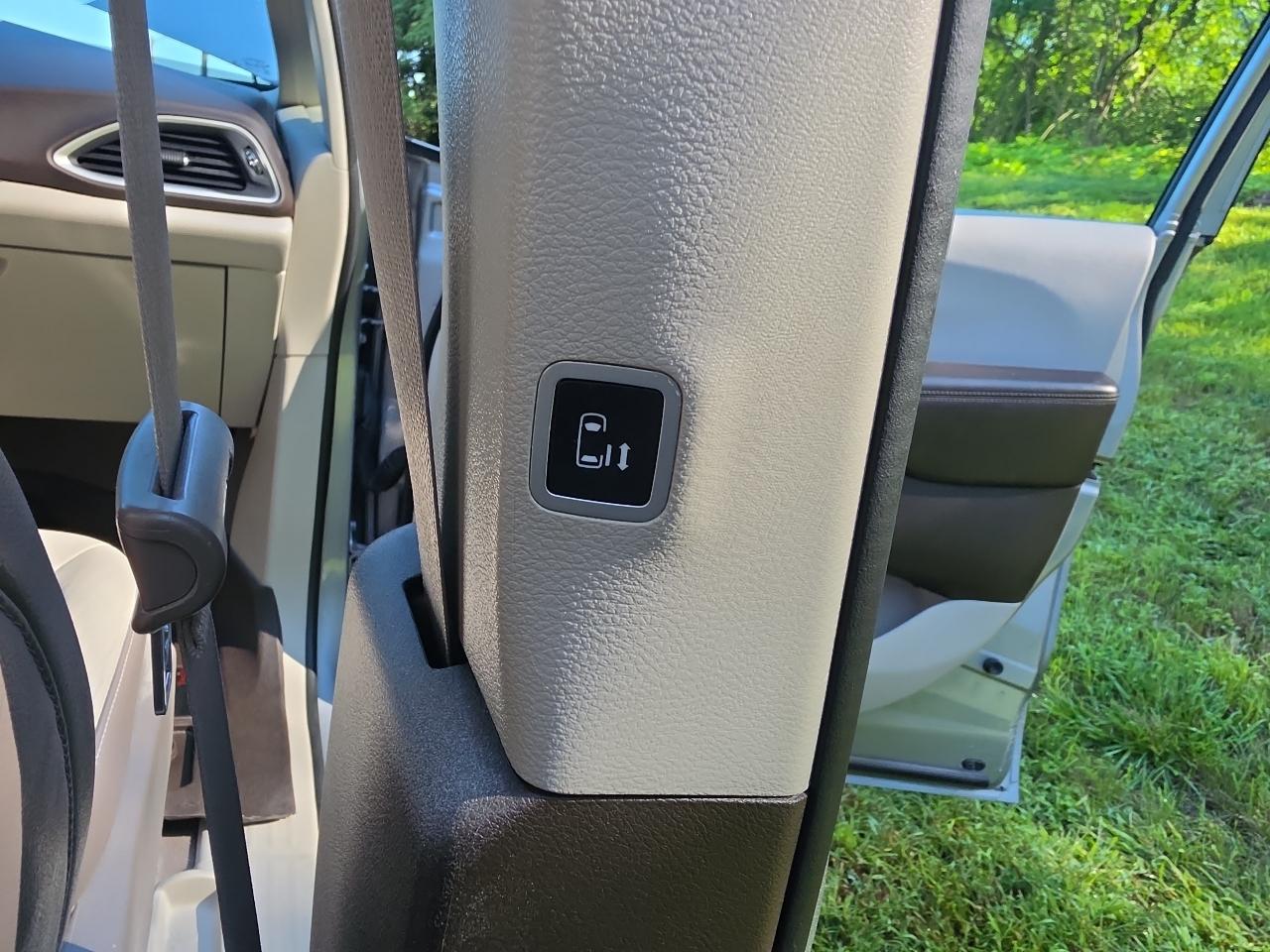 Chrysler Pacifica Touring-L FWD 2017