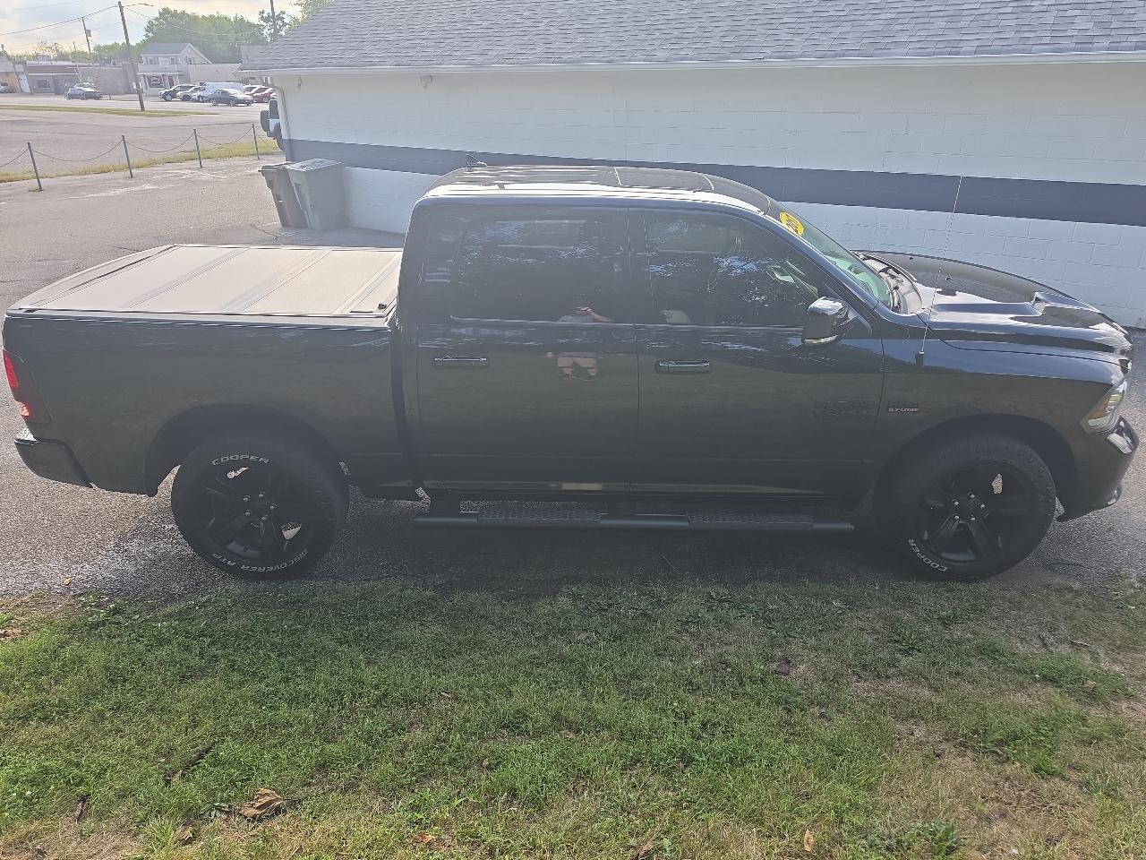 RAM 1500 Night 4x4 Crew Cab 5'7" Box 2017