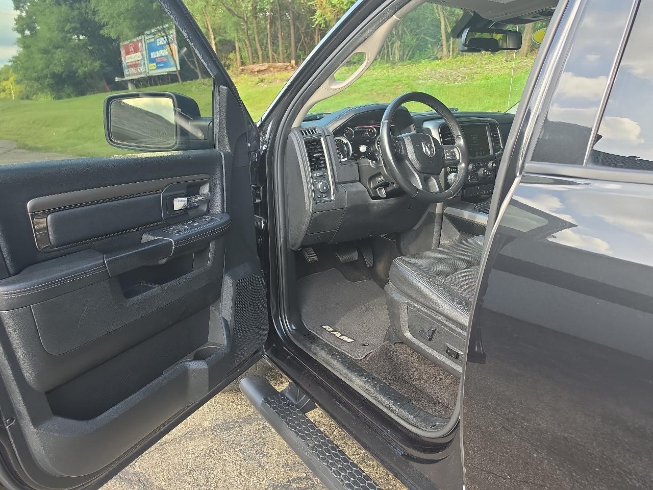 RAM 1500 Night 4x4 Crew Cab 5'7" Box 2017