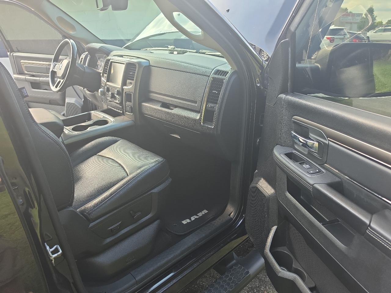 RAM 1500 Night 4x4 Crew Cab 5'7" Box 2017