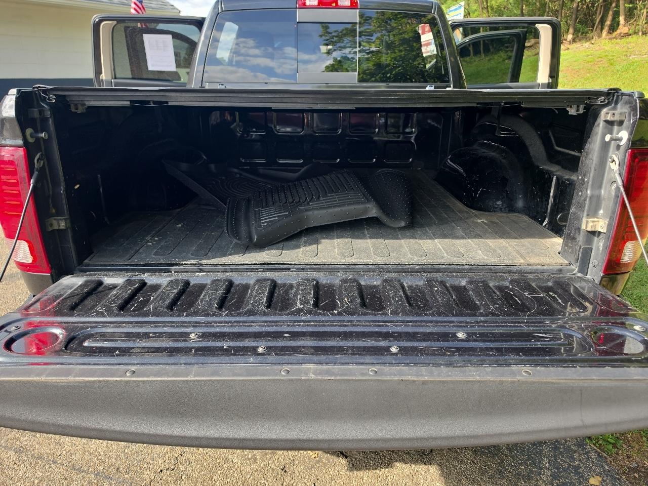 RAM 1500 Night 4x4 Crew Cab 5'7" Box 2017