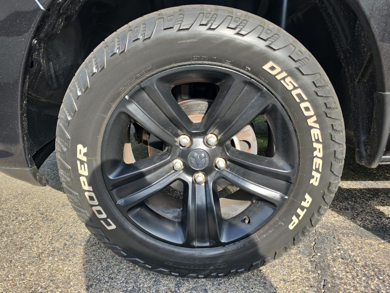RAM 1500 Night 4x4 Crew Cab 5'7" Box 2017