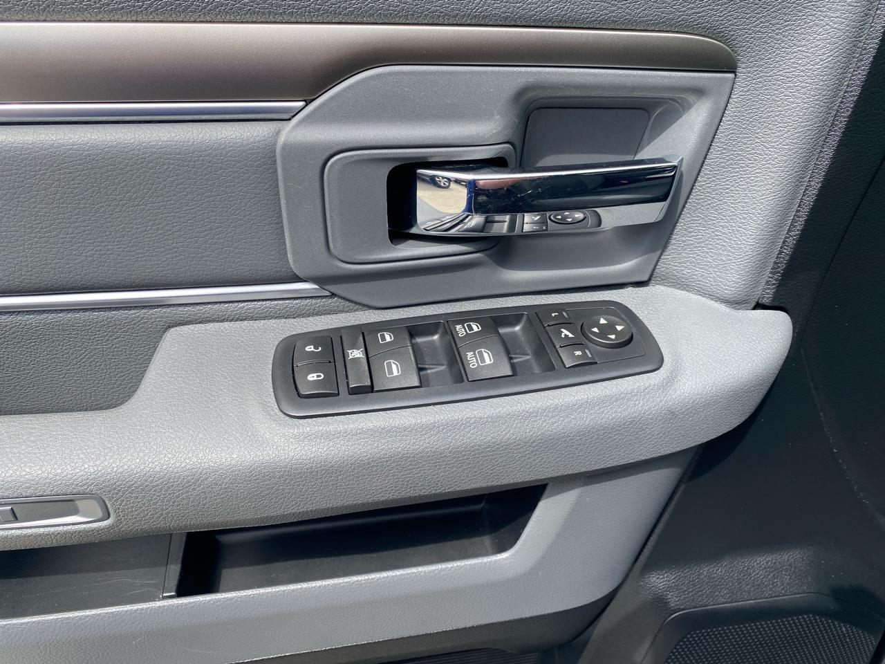 RAM 1500 4WD Crew Cab 140.5" Lone Star 2016