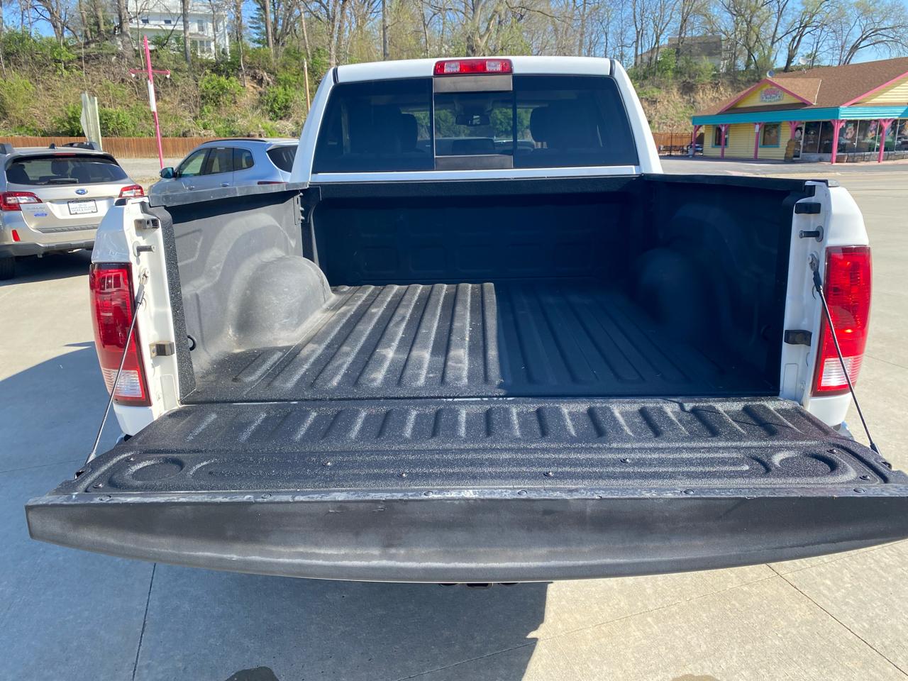 RAM 1500 4WD Crew Cab 140.5" Big Horn 2017